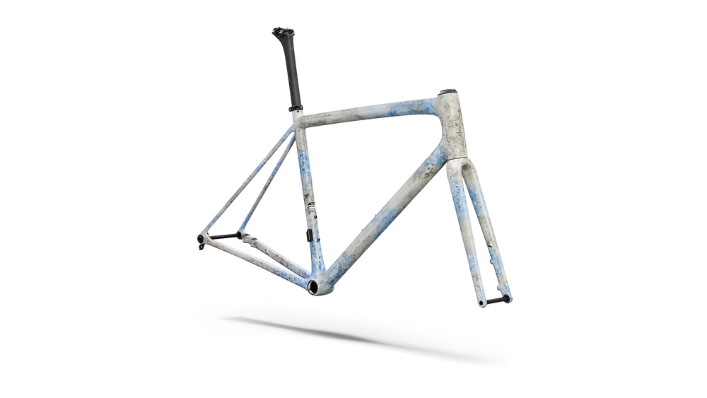 GLOSS BLUE + BLACK INK WASH / CHROME