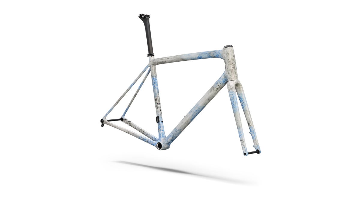 GLOSS BLUE + BLACK INK WASH / CHROME