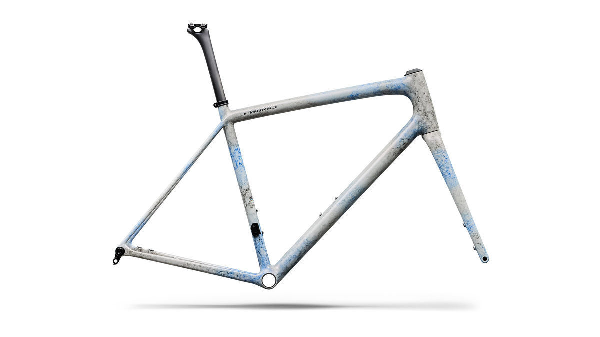 GLOSS BLUE + BLACK INK WASH / CHROME